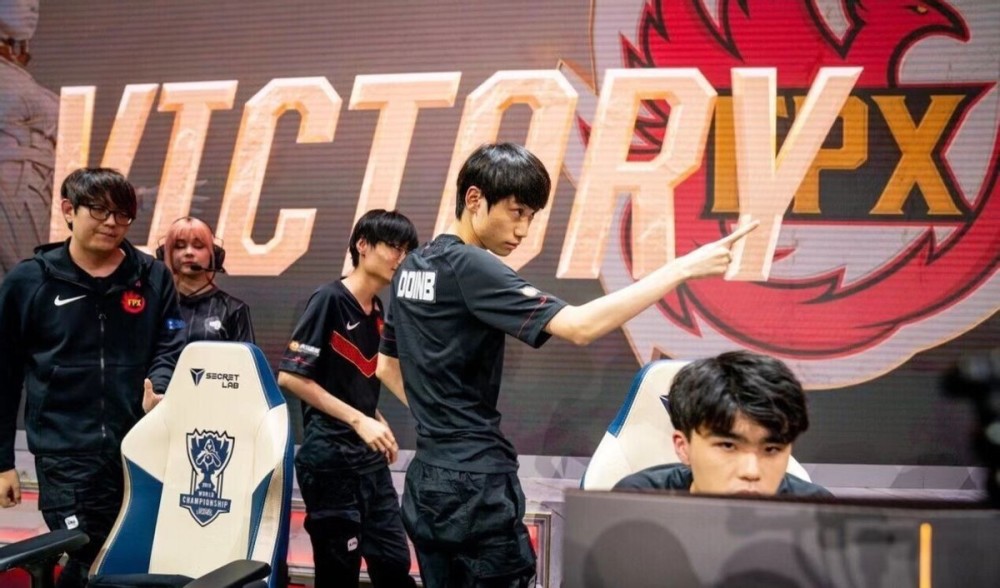 双方球员在 双方球员在